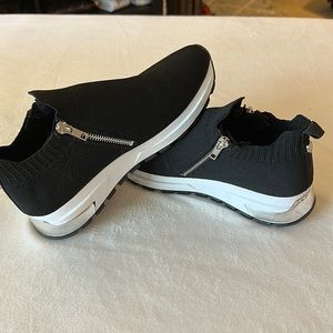 Steve madden black stretch, tennis shoes